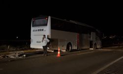 Sivas'ta otobüs ve otomobil çarpıştı: 2 kişi yaralandı