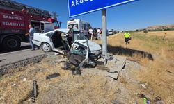 Sivas'ta otomobil direğe çarptı: 3 kişi yaralandı
