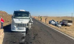Siverek'te otomobil ile çekici çarpıştı: Üç kişi yaralandı