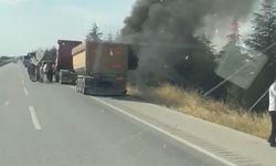 Sivrihisar'da seyir halindeki tırın dorse lastiği yandı