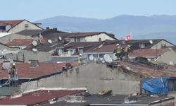 Sultangazi'de çatı tadilatı sırasında çıkan yangında vatandaş müdahale etti
