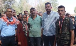 Tarihi bayramda şampiyon ödülünü hasta çocuğa bağışladı