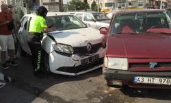 Tavşanlı'da otomobiller kavşakta çarpıştı: 1 kişi yaralandı
