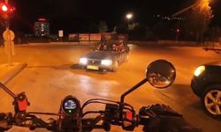 Ters yoldan gelen sürücü, motosikletliye anlık tehlike yarattı