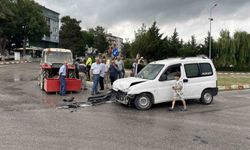 Ticari Araç ve Traktör Kavşakta Çarpıştı
