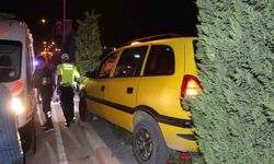 Ticari taksi Karaman'da refüje çıktı: 2 yaralı