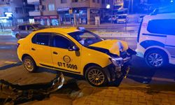 Ticari taksi otomobile çarptı, kaza anı korkuttu