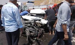 Tır ile otomobil çarpıştı, sürücü sıkıştı