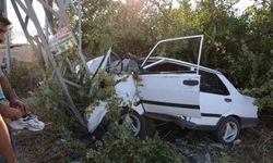 Tofaş otomobil elektrik direğine çarptı, sürücü hastaneye kaldırıldı