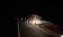 Tosya'da devrilen kamyondan sürücü sağ çıktı