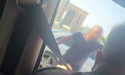 Trafikteki gerginlik kameraya yansıdı: Minibüsçü ile otomobil sürücüsü karşı karşıya