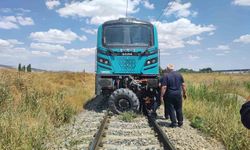 Traktör ile tren çarpıştı, sürücü hastaneye kaldırıldı