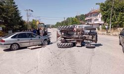 Traktör otomobile çarptı, devrildi
