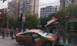 Tramvay Durağında Kaza: Otomobilin Girmesiyle Panik Hüküm Sürdü