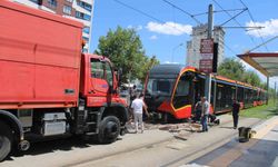 Tramvayın çarptığı 24 yaşındaki kadın hastanede yaşamını yitirdi
