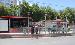 Tramvayın çarptığı 24 yaşındaki kadın hastaneye kaldırıldı