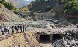 Tunceli'de sağanak yağış yolları vurdu