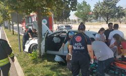 U dönüşü kazasında otomobil refüje çıktı: 1 yaralı