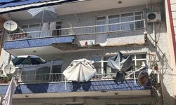 Ümraniye'de 3 katlı binanın balkon çökmesi: İki araç zarar gördü