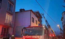 Ümraniye'de 5 Katlı Bina Çatısında Yangın Korkuttu