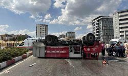 Uşak'ta itfaiye aracı ve kamyon çarpıştı: 2 yaralı