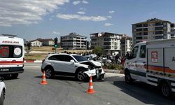 Uşak'ta otomobil ve cip çarpıştı: 3 kişi hastaneye kaldırıldı