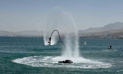 Van Gölü'nde Türk Bayrağı ile Büyüleyen Flyboard Performansı