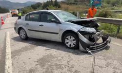 Yağışlı yolda direksiyon hakimiyetini kaybeden otomobil bariyerlere çarptı: 4 yaralı