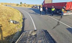 Yalvaç'ta motosiklet ile kamyon çarpıştı, kask hayat kurtardı