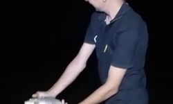 Yavru Sazanı Suya Bırakan Balıkçıdan Duyarlı Hareket