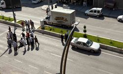 Yaya geçidinde otomobilin çarptığı 77 yaşındaki adam hastaneye kaldırıldı