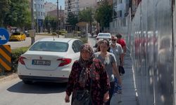 Yayalar inşaat paravanları arasında mahsur kaldı