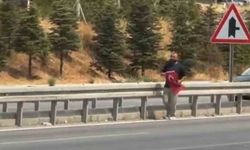 Yerdeki Türk bayrağını sahiplendi