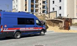Yokuşta devrilen saman yüklü traktörün sürücüsü hastaneye kaldırıldı