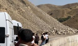 Yüksekova-Van karayolunda kaya düşmesi trafiği aksattı