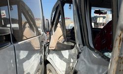 Yüksekova'da minibüs ve kamyonet çarpıştı: 10 kişi yaralandı