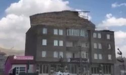 Yüksekova'da Şiddetli Fırtına, Bir Binanın Çatısını Söküp Uçurdu
