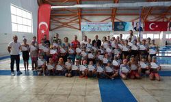 Yüzme Eğitimi Alan Öğrenciler Sertifikalarını Aldı