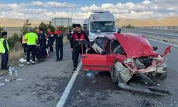 Sivas-Kayseri yolunda otomobil tıra çarptı: 6 kişi yaralandı