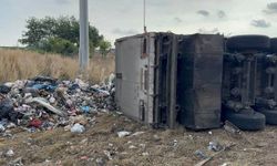Adana'da Atık Yüklü Tır Devrildi: Sürücü Hastaneye Kaldırıldı