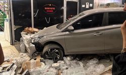 Adana'da İki Otomobil Mağazaya Dalınca İki Yaralı!