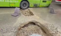 Adana'da Şiddetli Yağış Sonrası Otobüs Çukura Düştü