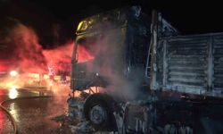Amasya'da Seyir Halindeki Tır Alev Alev Yandı