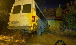 Ankara'da Freni Çekilmeyen Minibüs Duvara Çarptı