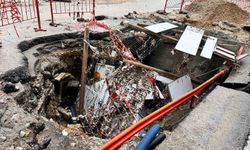 Ankara'da Sel Felaketi: Yol Yarıldı, Araçlar Çukura Saplandı