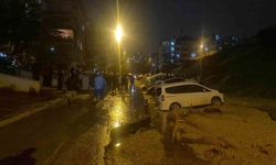 Ankara'da Yağışlar Yol Çökmesine Neden Oldu, Araçlar Mahsur Kaldı