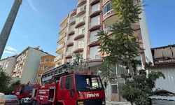 Antalya'da Balkonda Yaşanan Yangın Korkuttu, İtfaiye Zamanında Müdahale Etti