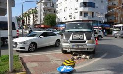 Antalya'da Feci Kaza: Kamyonet ve Otomobil Çarpıştı