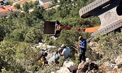 Antalya'da İş Makinesi 60 Metrelik Uçuruma Düştü, Operatör Yaralı Olarak Kurtarıldı