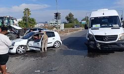 Antalya'da Tur Minibüsü ile Otomobil Çarpıştı: 2 Yaralı